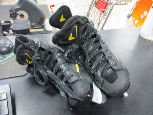 Load image into Gallery viewer, Used Easton 75S Junior Hockey Skates Size 13Y
