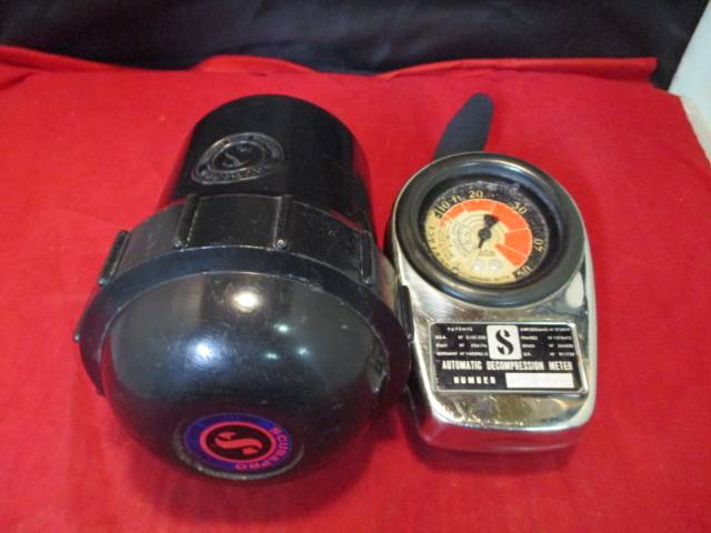Load image into Gallery viewer, Used Vintage ScubaPro Autmatic Decompression Meter
