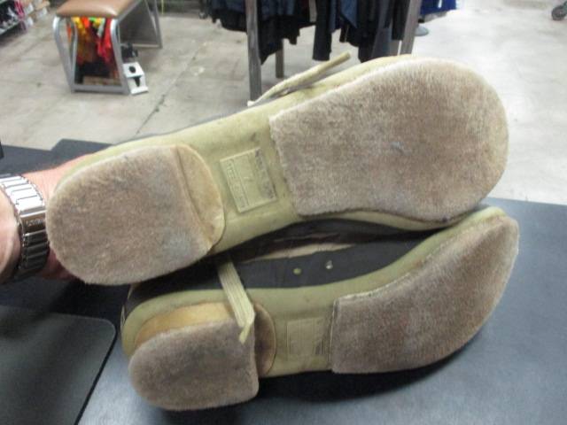 Load image into Gallery viewer, Used Hodgman Size 7 Fishing Shoes
