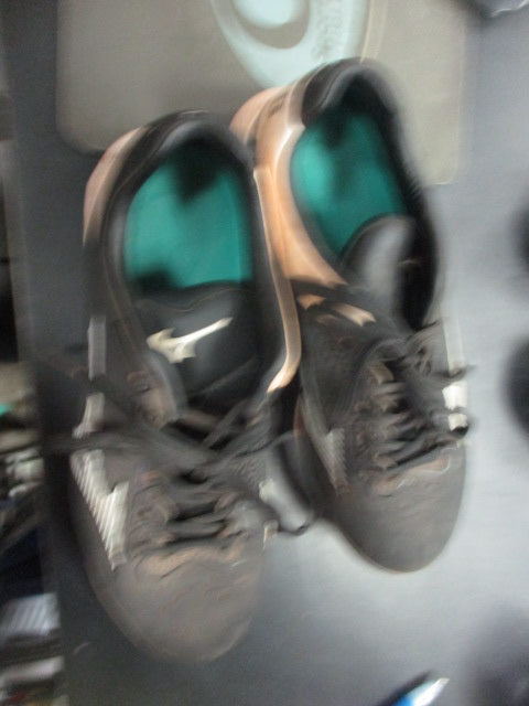 Load image into Gallery viewer, Used Mizuno Size 3.5 Cleats
