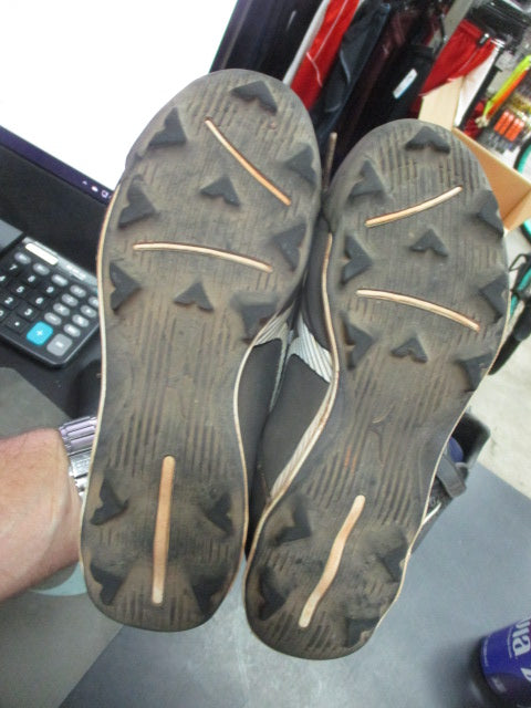 Load image into Gallery viewer, Used Mizuno Size 3.5 Cleats
