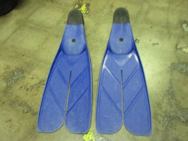 Load image into Gallery viewer, Used Oceanic Vortex V6 Split Fins Size 11-12
