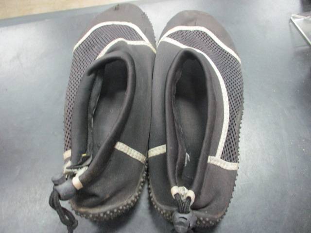 Load image into Gallery viewer, Used Black Water Shoes Size 10
