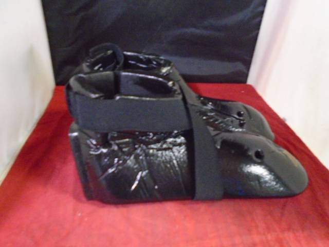 Load image into Gallery viewer, Used Century Karate Shoes Size 9/10
