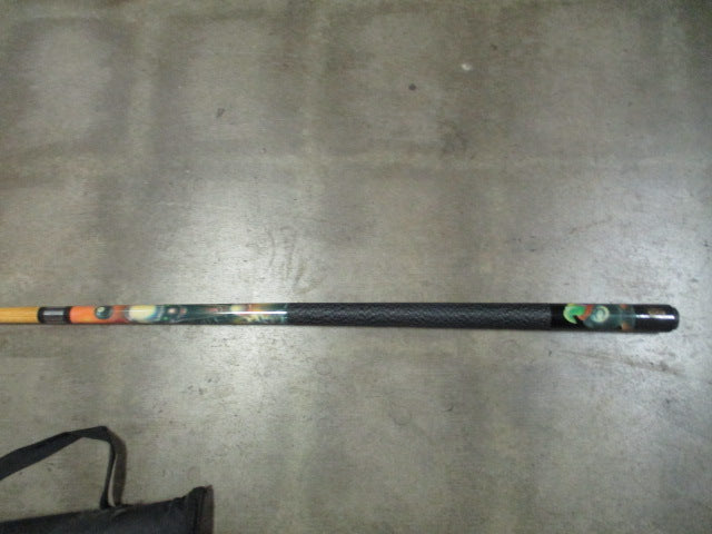 Load image into Gallery viewer, Used 58&quot; Crystal Leisure Wizard w/ Eight Ball 2-Piece Pool Que with Case B2511
