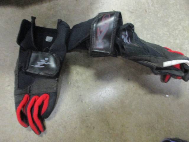 Load image into Gallery viewer, Used Kidderr Size XS WATER SPORT GLOVES
