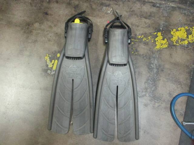Load image into Gallery viewer, Used Genesis Blitz Size Small Split Fin Scuba Fins

