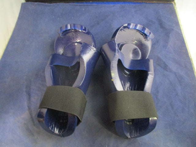 Load image into Gallery viewer, Used Century Karate Sparring Gloves Adult Size Small
