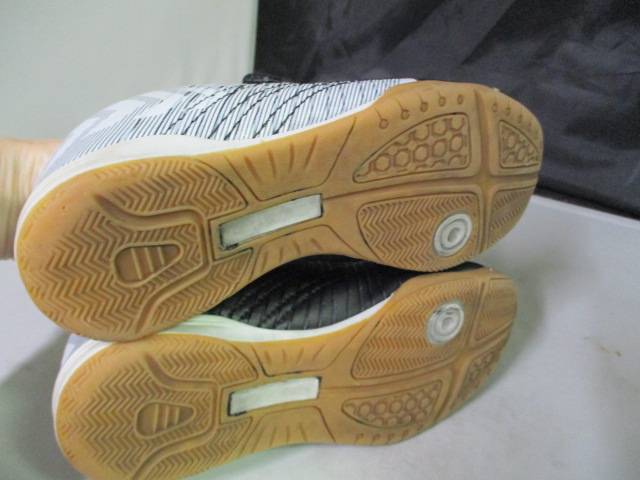 Load image into Gallery viewer, Used Indoor Soccer Cleats Size 1
