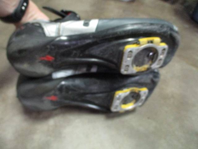 Load image into Gallery viewer, Used Specialized Cycling Shoes Size 10.5
