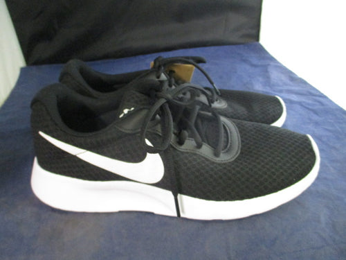 Used Nike Tanjun Move to Zero Running Shoes Size 9 (new condition)